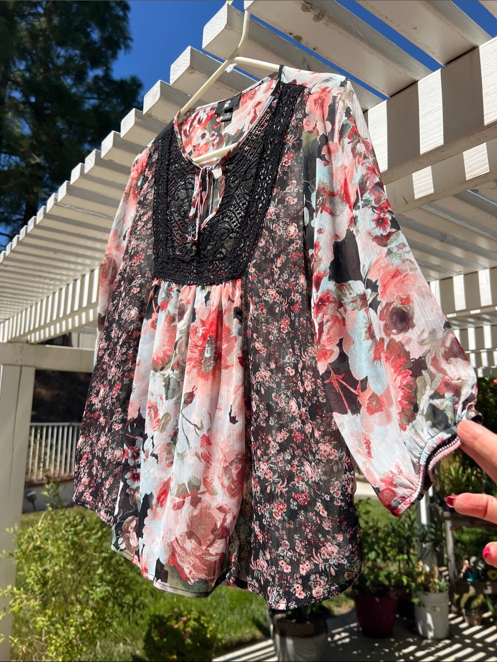 Iz Byer Black & Coral Floral Lace-Trim Peasant Top